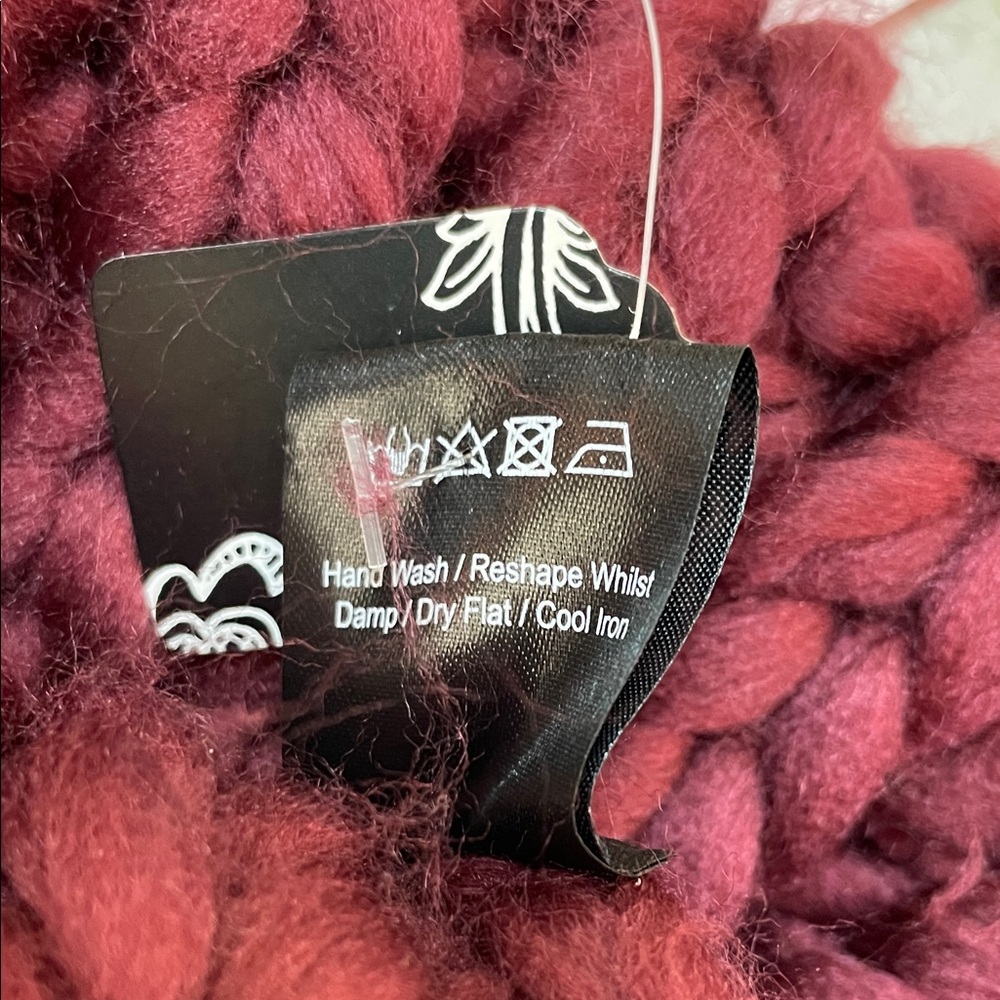 Urban outfitters chunky burgundy knit hat NWT - Picture 3 of 4